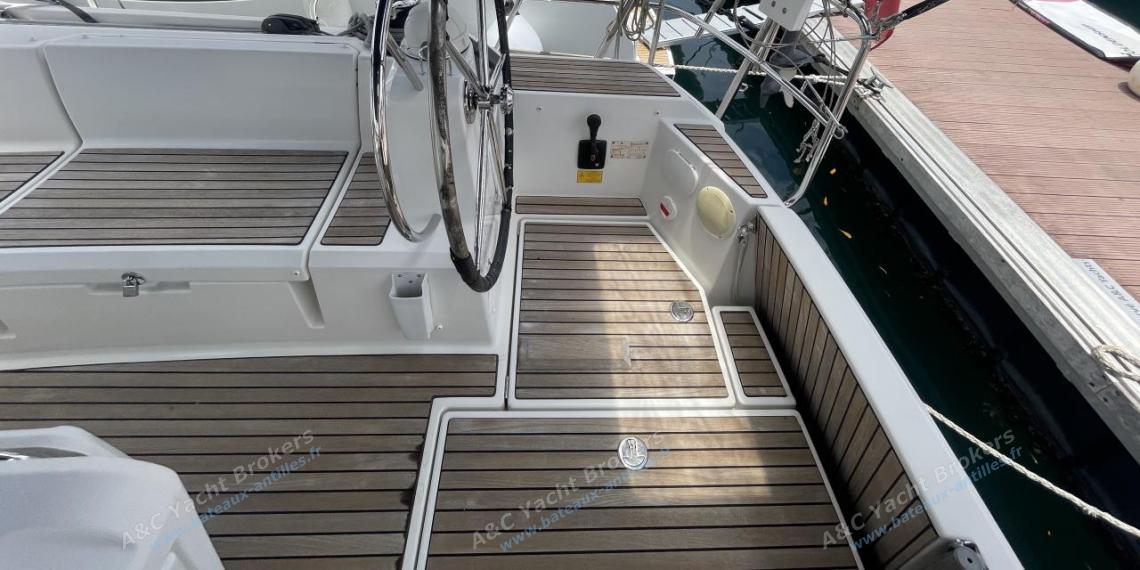 Jeanneau Sun Odyssey 479 : Poste de barre tribord vu depuis le poste de barre bâbord Jeanneau Sun Odyssey 479 : Poste de barre tribord vu depuis le poste de barre bâbord