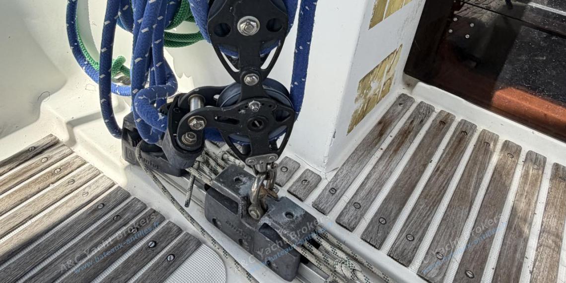 Jeanneau Sun Shine 38 : Main sail sheet traveler Jeanneau Sun Shine 38 : Main sail sheet traveler