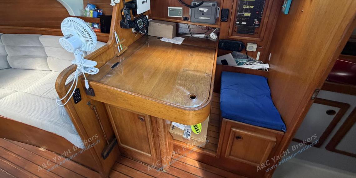 Jeanneau Sun Shine 38 : Charts table on starboard Jeanneau Sun Shine 38 : Charts table on starboard