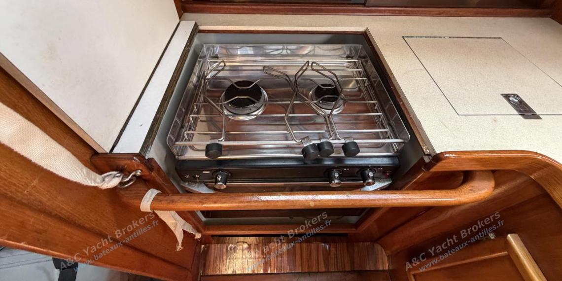 Jeanneau Sun Shine 38 : Two burner's hobs and oven Jeanneau Sun Shine 38 : Two burner's hobs and oven