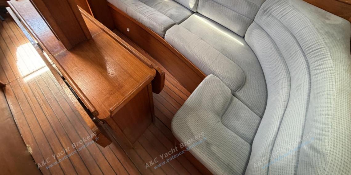 Jeanneau Sun Shine 38 : Saloon table and bench seen from the forward cabin Jeanneau Sun Shine 38 : Saloon table and bench seen from the forward cabin
