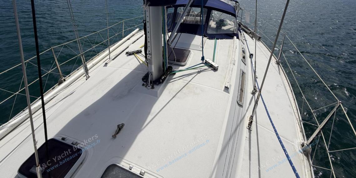 Jeanneau Sun Shine 38 : Roof and deck seen from the bow Jeanneau Sun Shine 38 : Roof and deck seen from the bow