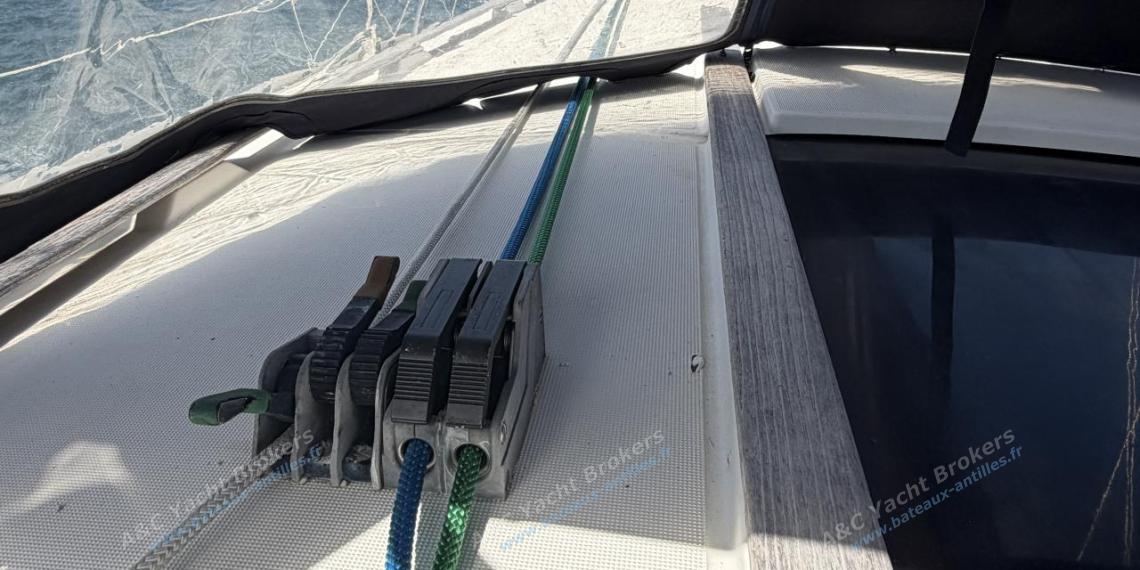 Jeanneau Sun Shine 38 : Port clams cleats on roof Jeanneau Sun Shine 38 : Port clams cleats on roof