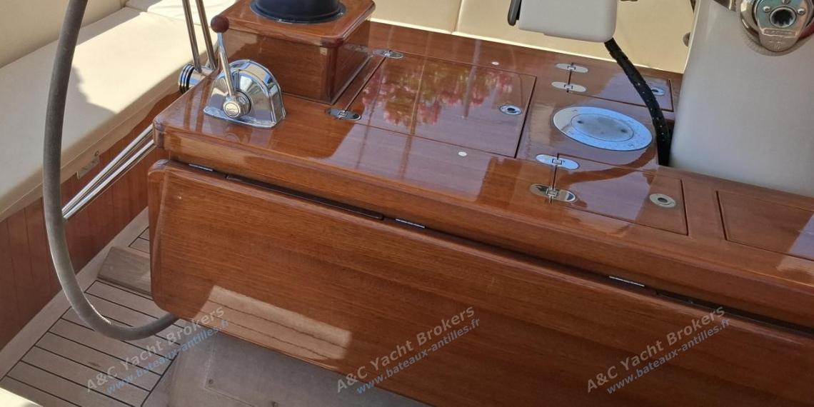 TIOGA 68 : Helm station other view TIOGA 68 : Helm station other view