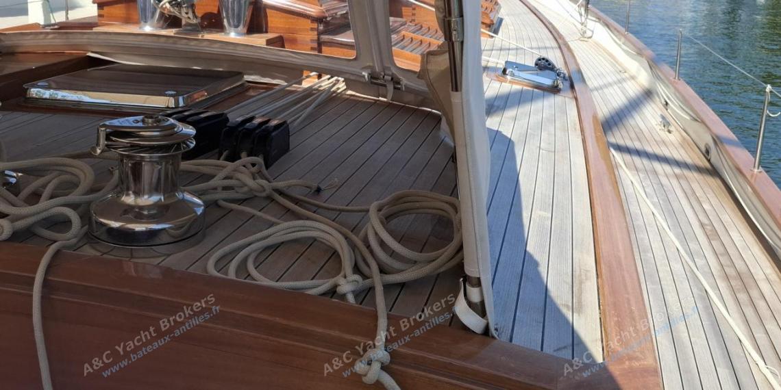 TIOGA 68 : Dodger and starboard companionway TIOGA 68 : Dodger and starboard companionway