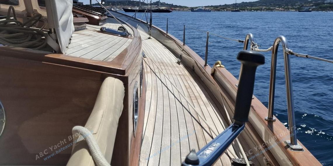 TIOGA 68 : Starboard companionway seen from the cockpit TIOGA 68 : Starboard companionway seen from the cockpit