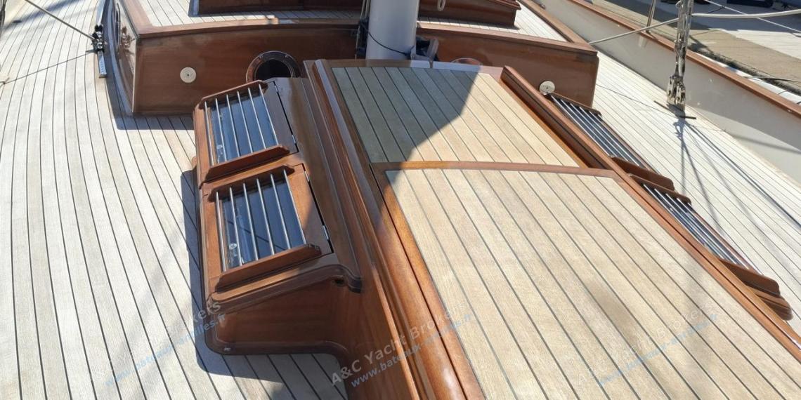 TIOGA 68 : Roof and starboard companionway seen from the windlass TIOGA 68 : Roof and starboard companionway seen from the windlass