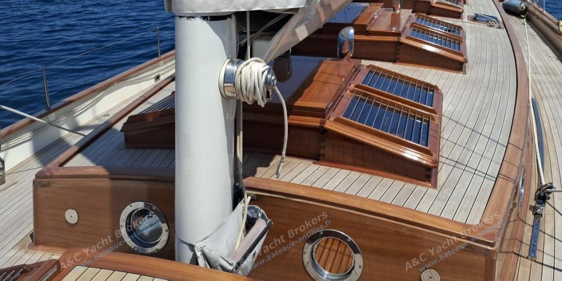 TIOGA 68 : Roof and port companionway seen from the windlass TIOGA 68 : Roof and port companionway seen from the windlass