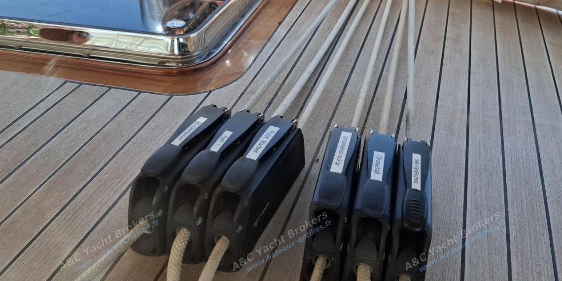 TIOGA 68 : Clams cleats on roof TIOGA 68 : Clams cleats on roof