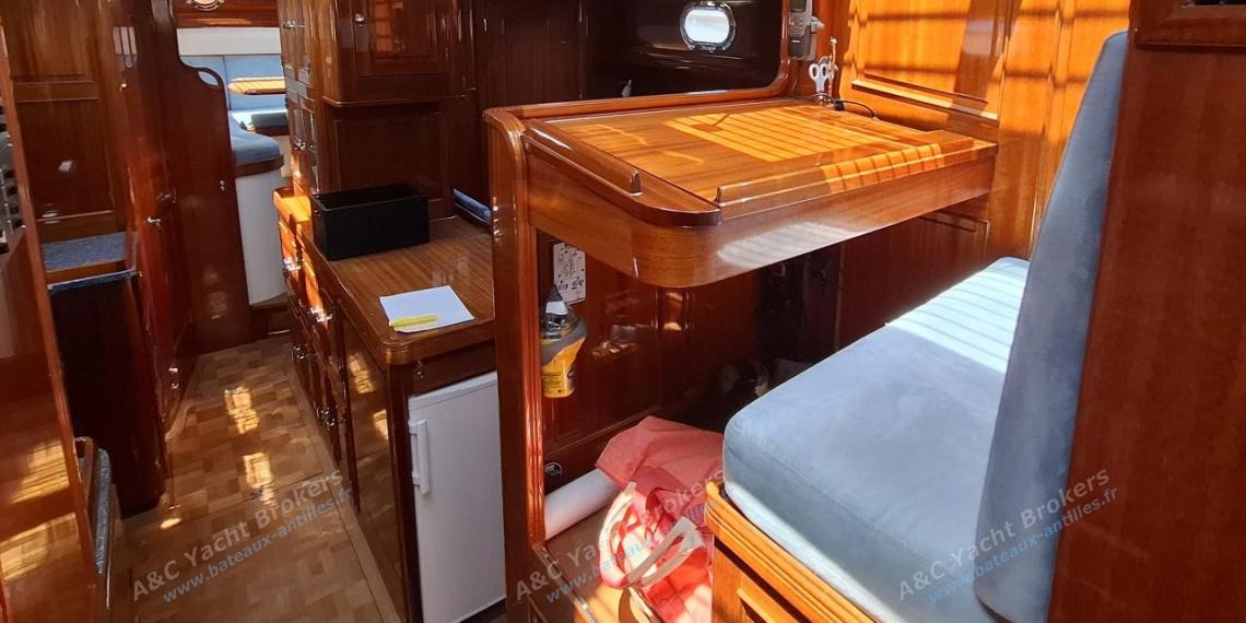 TIOGA 68 : Charts table on starboard TIOGA 68 : Charts table on starboard