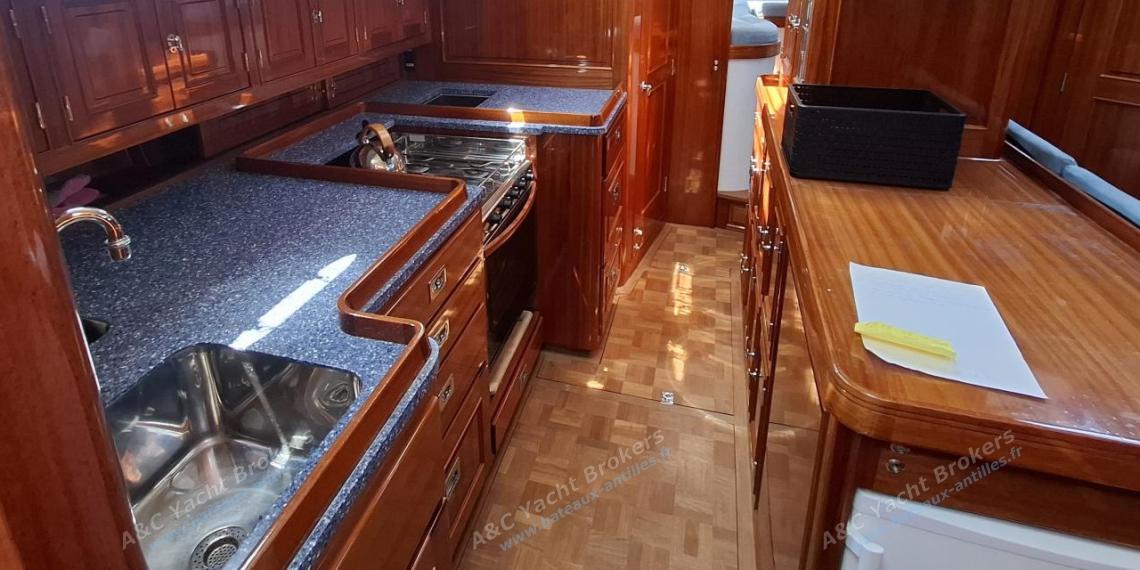 TIOGA 68 : Galley U shape on port TIOGA 68 : Galley U shape on port