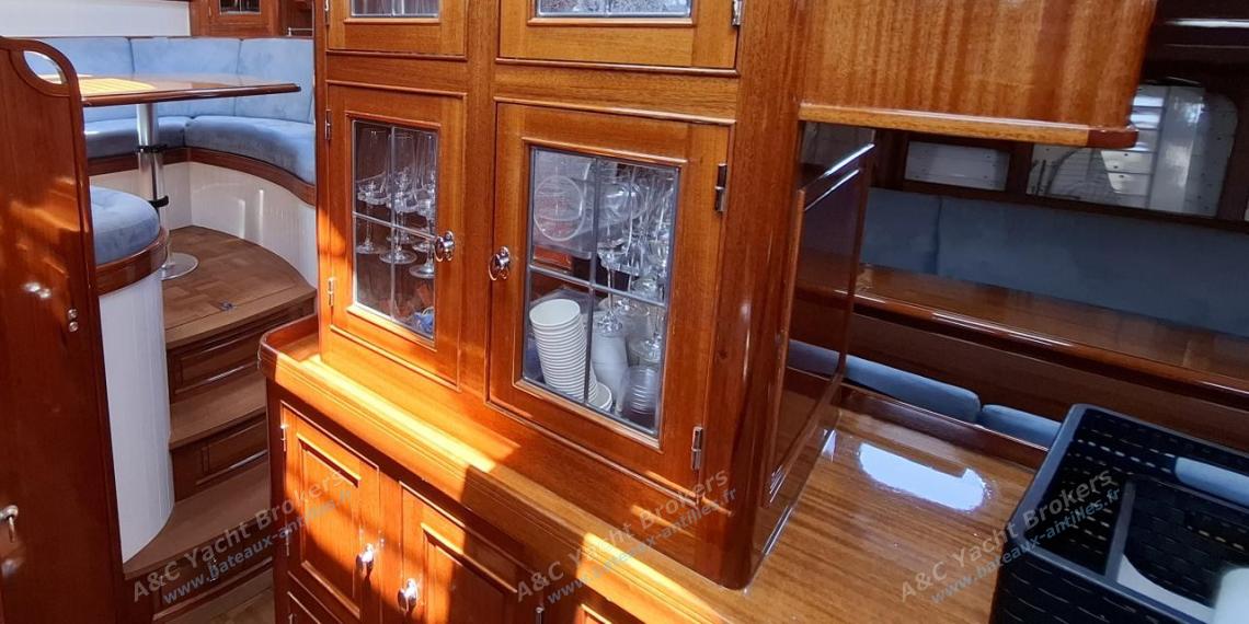 TIOGA 68 : Dresser seen from the galley TIOGA 68 : Dresser seen from the galley