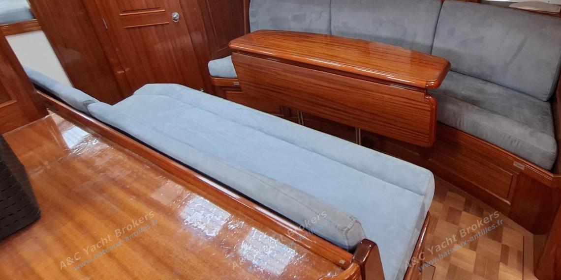 TIOGA 68 : Dining area and bench seen from the galley TIOGA 68 : Dining area and bench seen from the galley