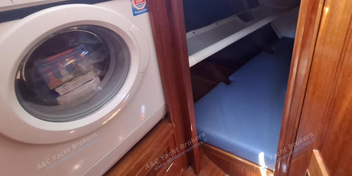 TIOGA 68 : Forward port single cabin and washing machine TIOGA 68 : Forward port single cabin and washing machine