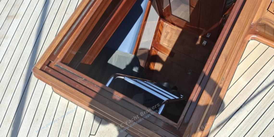 TIOGA 68 : Forepeak access from the deck TIOGA 68 : Forepeak access from the deck