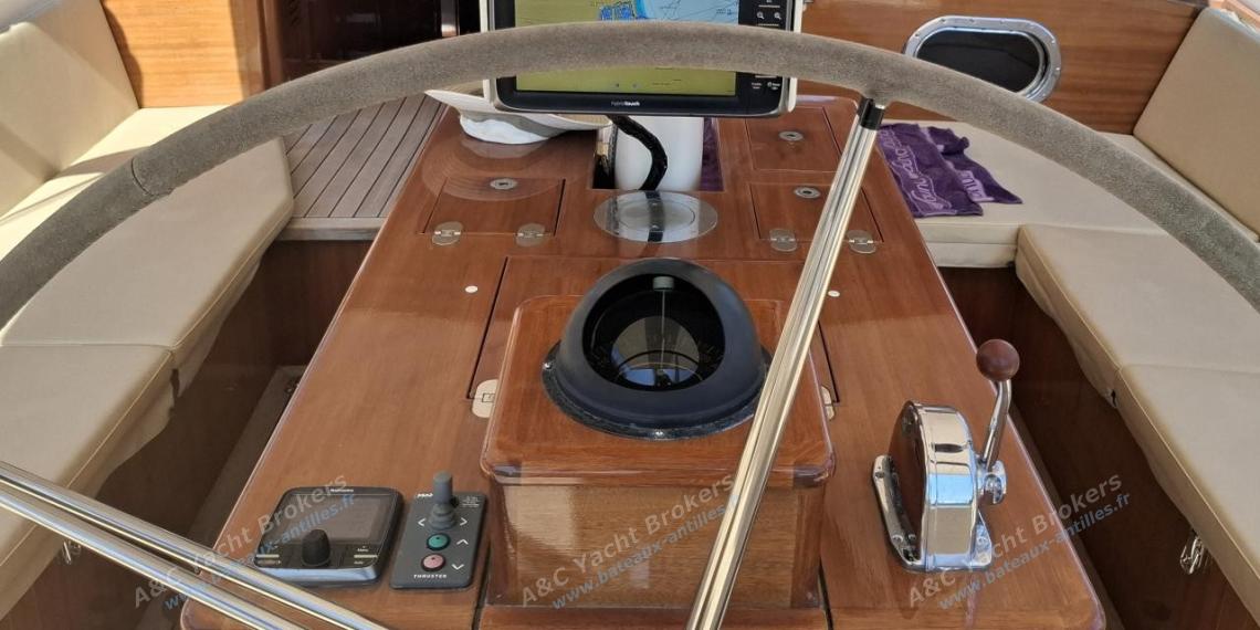 TIOGA 68 : Cockpit and helm station TIOGA 68 : Cockpit and helm station