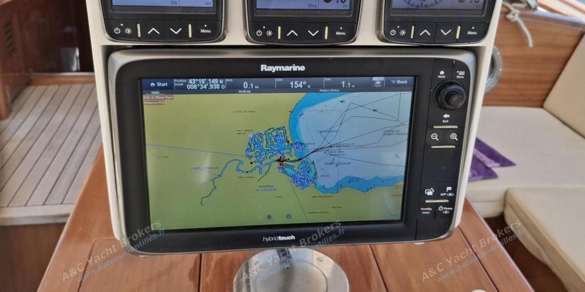 TIOGA 68 : Electronic at helm station TIOGA 68 : Electronic at helm station