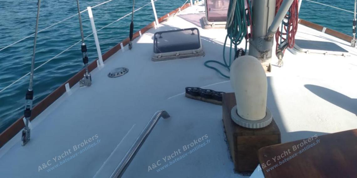 Chantier naval de Biot Trireme 43 : Deck and port companionway Chantier naval de Biot Trireme 43 : Deck and port companionway