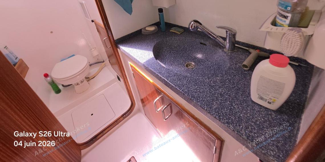 Baltec Engineering GmbH Visiona 40 : Forward shower room in port hull Baltec Engineering GmbH Visiona 40 : Forward shower room in port hull