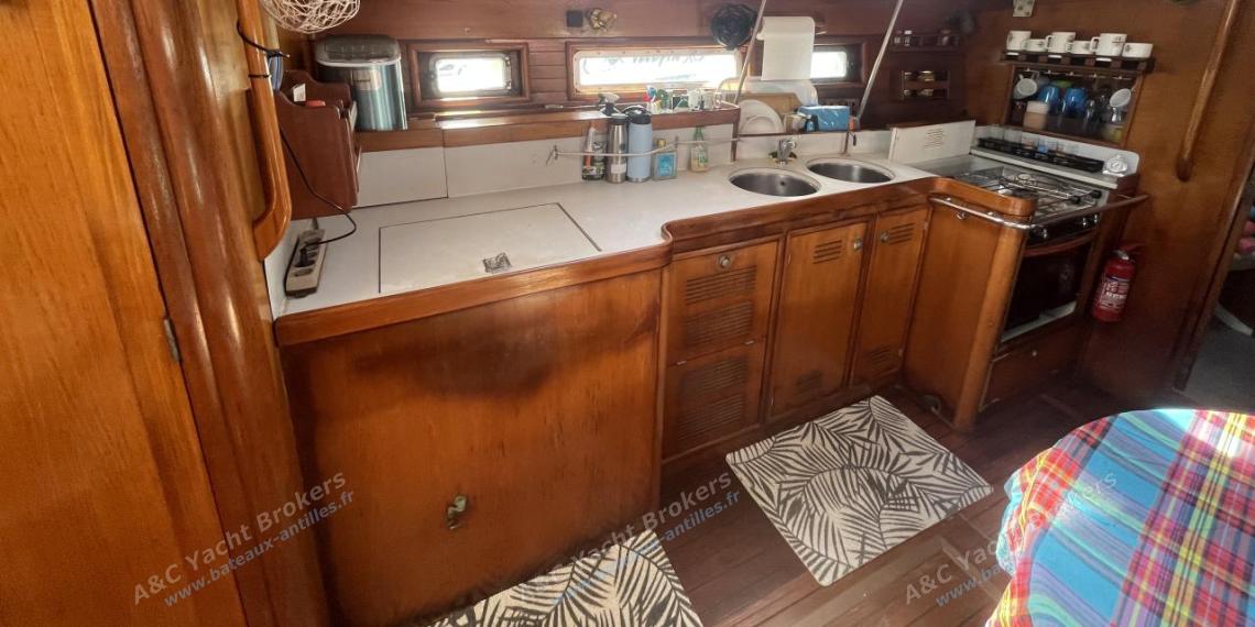 Jeanneau Voyage 12,50 : Galley long shape on port seen from the charts table Jeanneau Voyage 12,50 : Galley long shape on port seen from the charts table