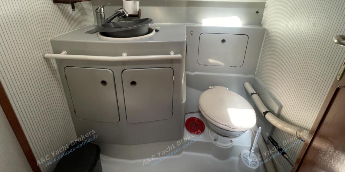 Jeanneau Voyage 12,50 : Shower room in forward cabin Jeanneau Voyage 12,50 : Shower room in forward cabin