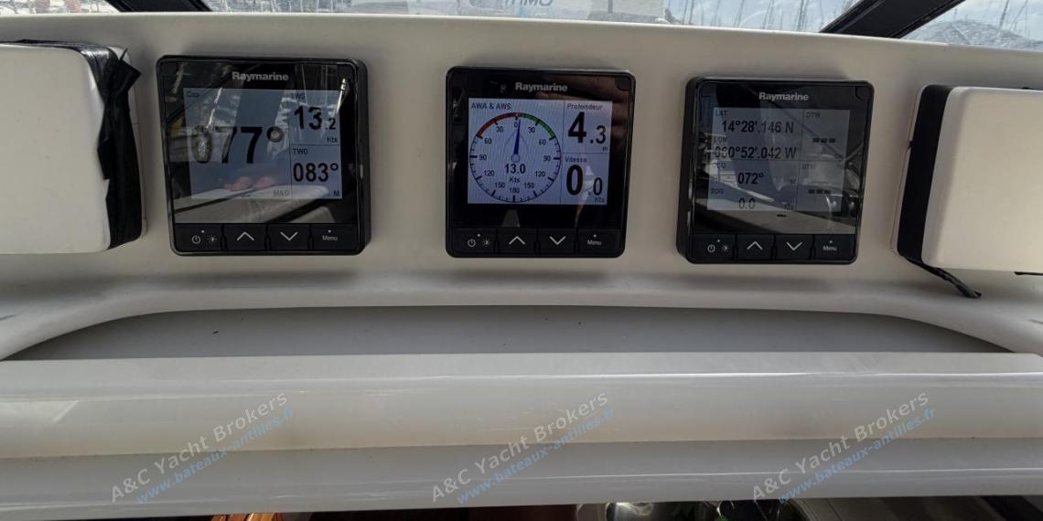 X-Yachts-X-40 : Electronics under dodger X-Yachts-X-40 : Electronics under dodger