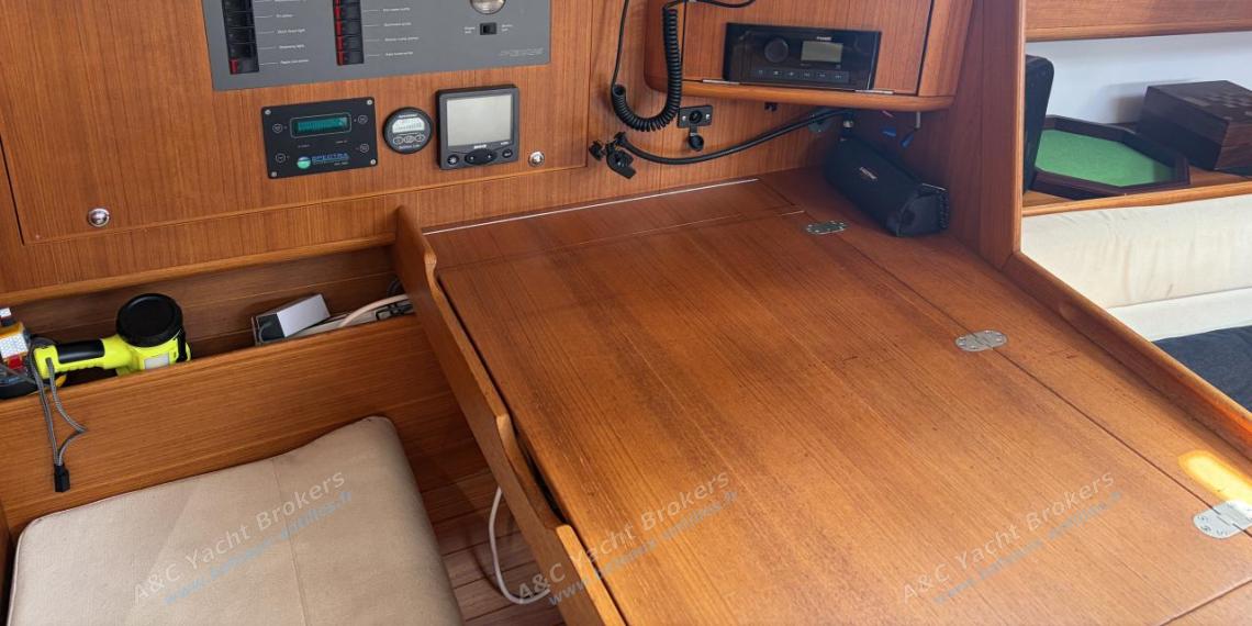 X-Yachts-X-40 : Charts table other view X-Yachts-X-40 : Charts table other view
