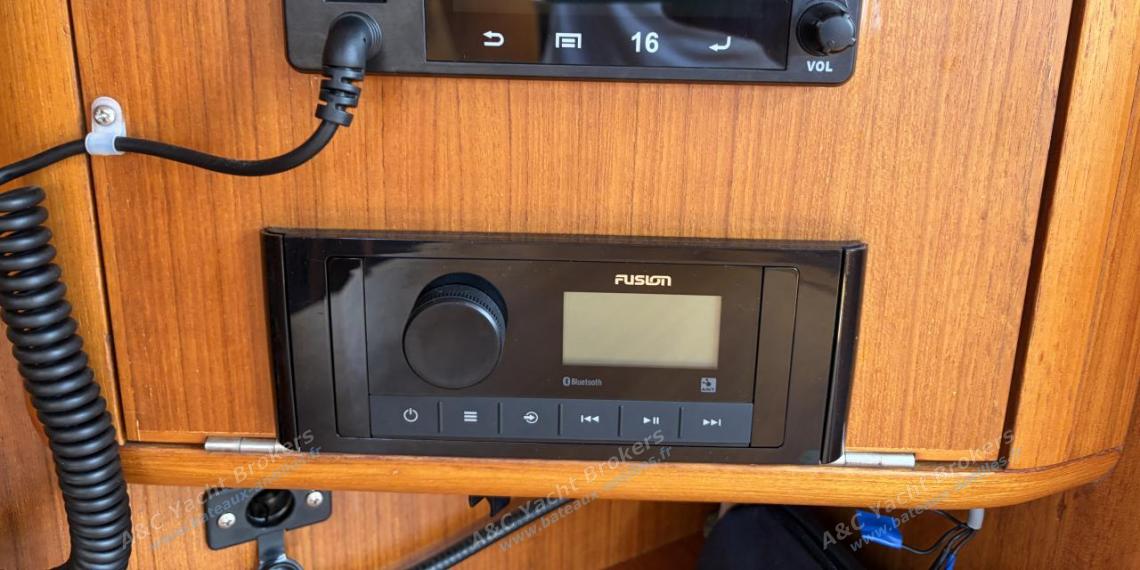 X-Yachts-X-40 : Electronics at charts table X-Yachts-X-40 : Electronics at charts table