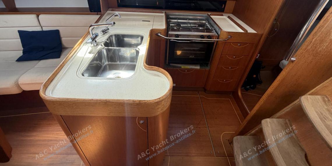 X-Yachts-X-40 : Galley seen from the charts table X-Yachts-X-40 : Galley seen from the charts table