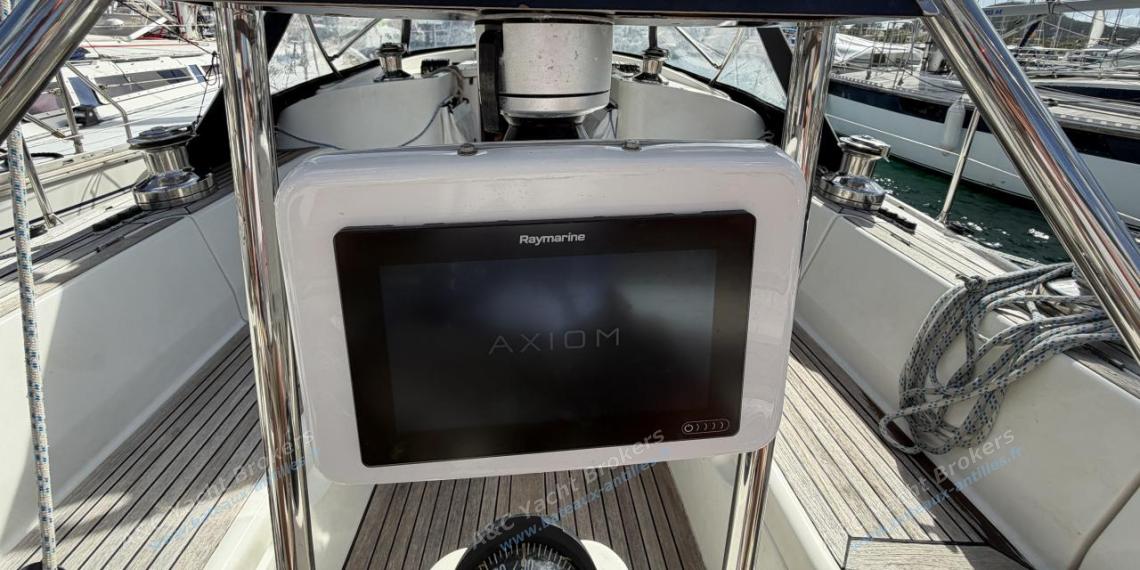 X-Yachts-X-40 : Electronics at helm station X-Yachts-X-40 : Electronics at helm station