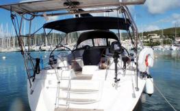 Jeanneau Sun Odyssey 50 DS : Aft transom and solar panels