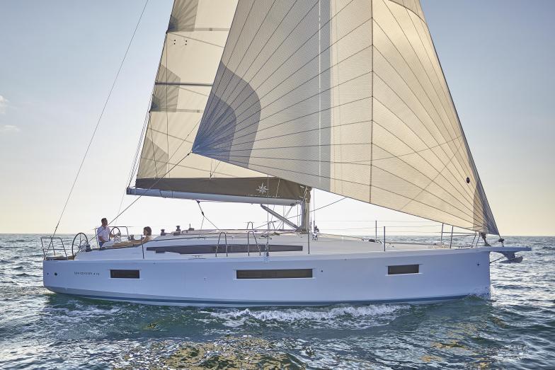Sun Odyssey 410 sailing